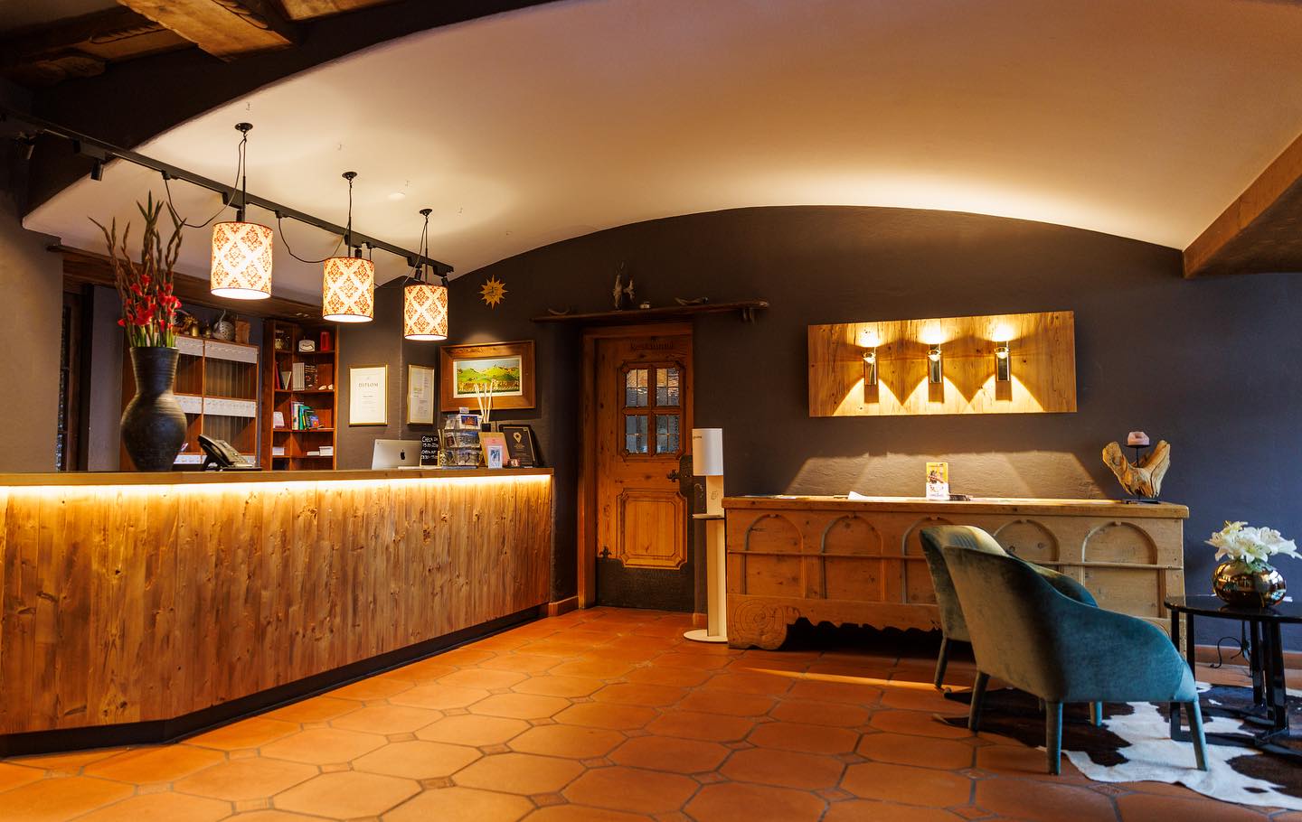 Als erste Anlaufstelle an der Rezeption hat sich unsere Gastfreundschaft seit drei Generationen und während 70 Jahren vervollkommnet. 

Unsere Mitarbeiter sind täglich von 08:00-22:00 Uhr für Euch da. 

Wir freuen uns auf Euch!

#davosklosters #davos #hotel #reception #welcome #guests #rooms #service #travel #vacation #restaurant #holiday #tourism #relax