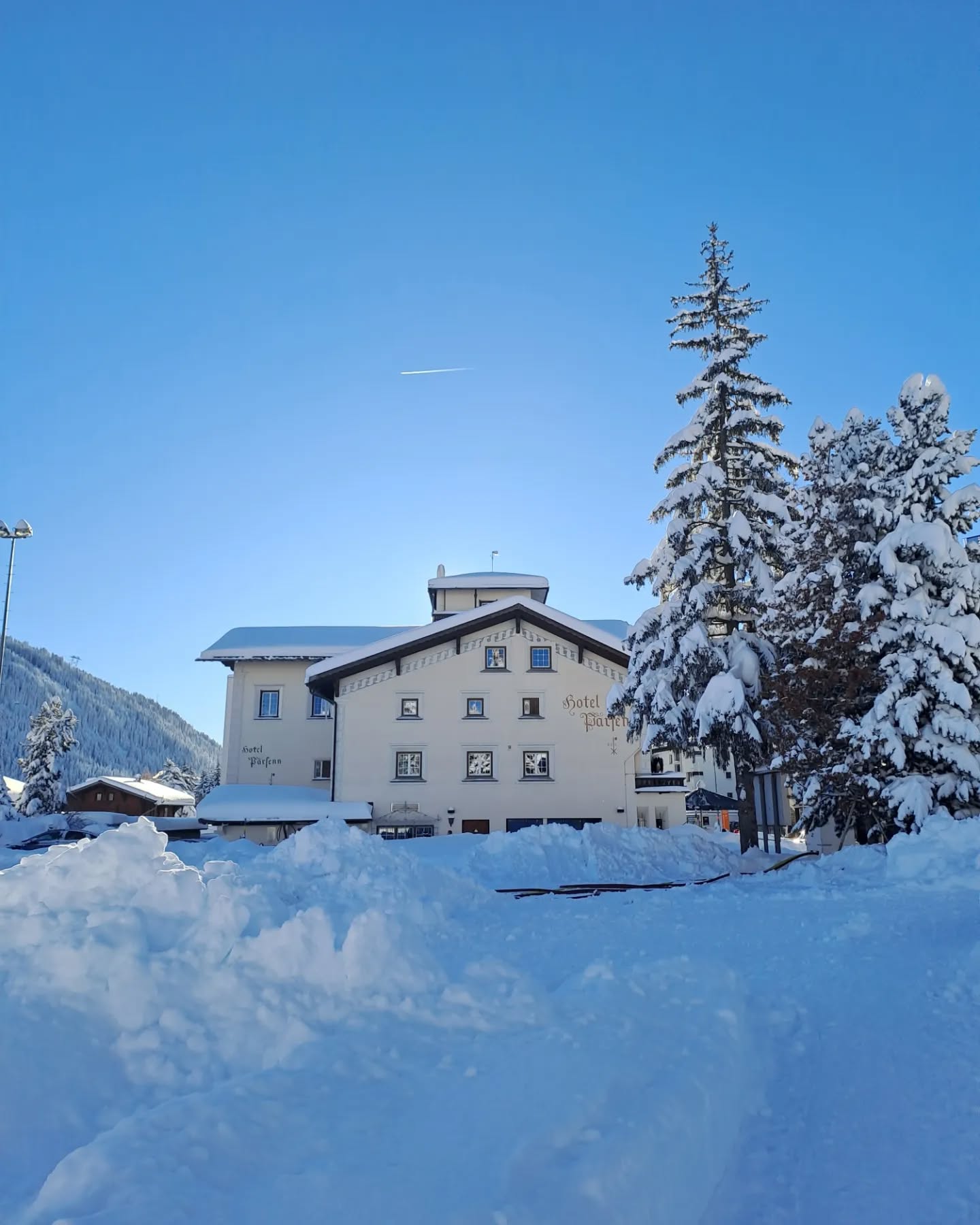 Lust auf eine Talabfahrt zum Lunch? ⛷️🏂
Dann kommt ins Parsenn Stübli welches direkt gegenüber der Talstation der Parsenn Bahn gelegen ist. 
Gerne verwöhnen wir Euch mit einem täglich wechselndem Mittagsmenu für CHF 25.00 inklusive Mineral & Kaffee. 
🕦 Öffnungszeiten 🕦
Täglich von 11:45 - 14:00 Uhr & abends ab 18:00 Uhr