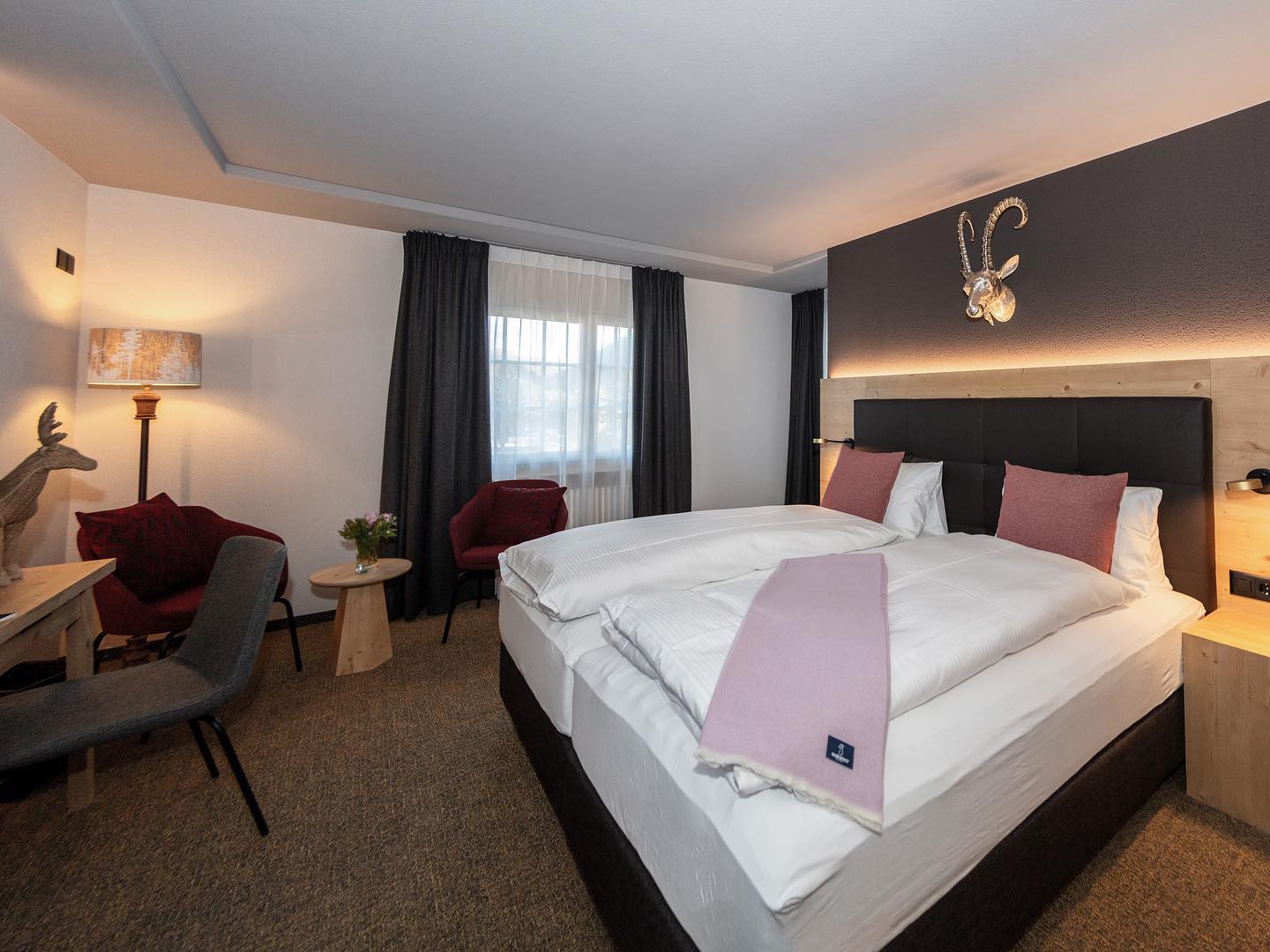 Das Parsenn - Das Hotel zum Wohlfühlen

Für eine gemütliche Übernachtung sind unsere Zimmer im Alpen-Chic-Stil eingerichtet und jedes Zimmer verfügt über seinen individuellen Charme.

#davosklosters #newdesign #rooms #inspiration #parsenn