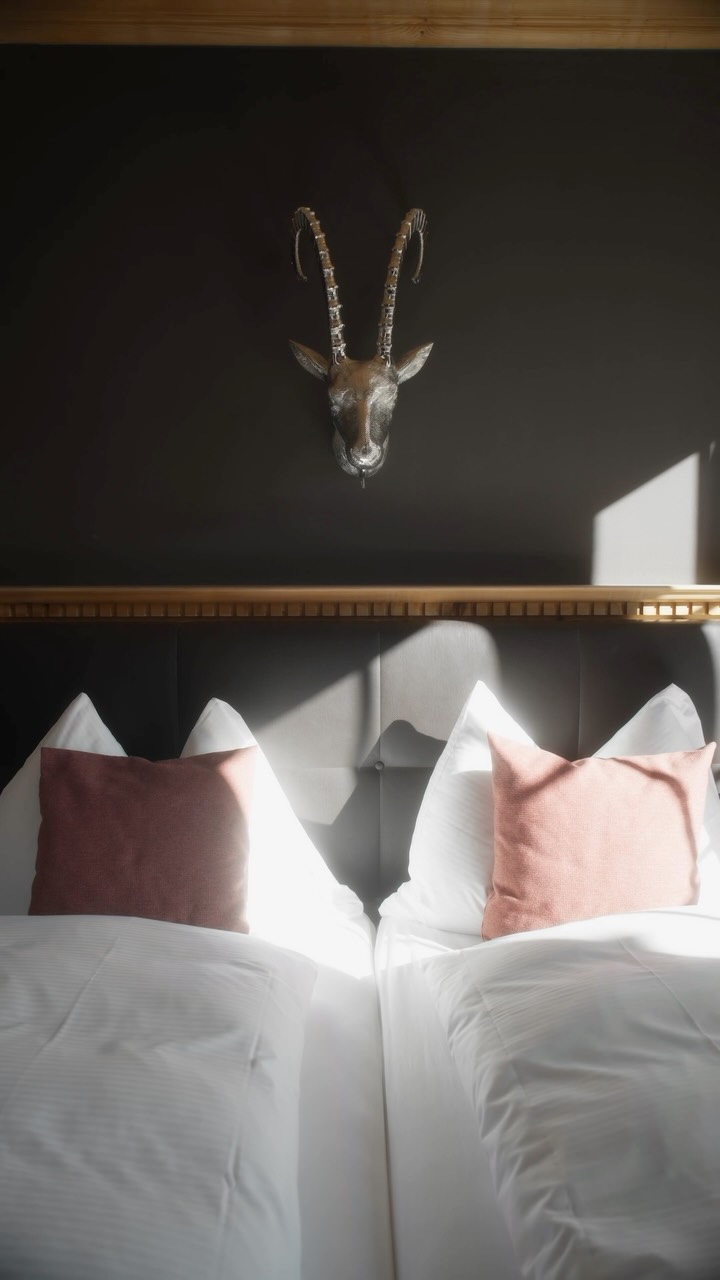 Manche Zimmer fühlen sich einfach besonders an. 🏔️
Eines unserer Favoriten, was meint ihr? 

#HotelParsenn #Davos #DavosKlosters #SwissAlps